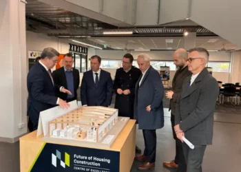 L - R: Gabriel Solorzano Torres (MP), Damien Crough (prefabAUS), Minister Colin Brooks, Vic Member for Ivanhoe Anthony Carbines, Minister Andrew Giles, Alex White (Vic TAFE Association), Philip Wyles (MP). Image: Melbourne Polytechnic.